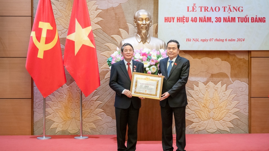 Chủ tịch Quốc hội Trần Thanh Mẫn dự Lễ trao tặng huy hiệu Đảng