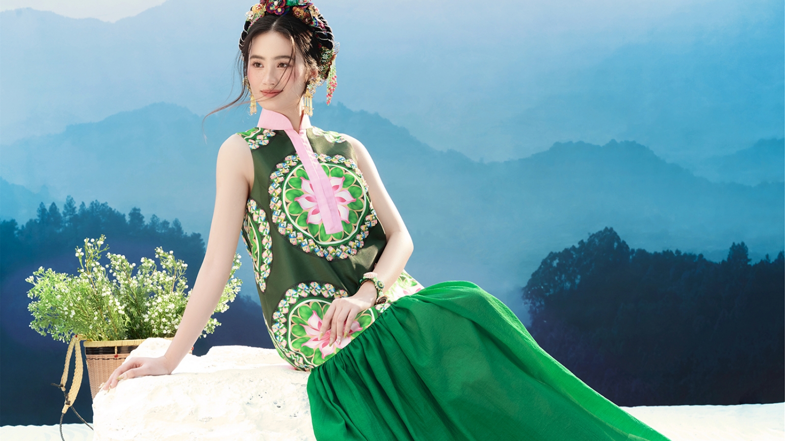 Hoa hậu Ý Nhi xinh đẹp trong trang phục lấy cảm hứng từ chiếc khăn Piêu