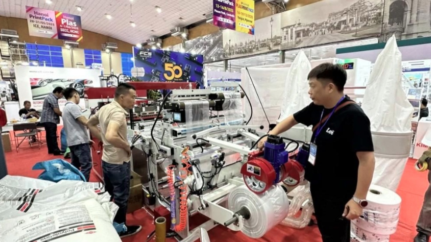 Over 200 exhibitors worldwide attend Hanoi plastics-rubber industry exhibition