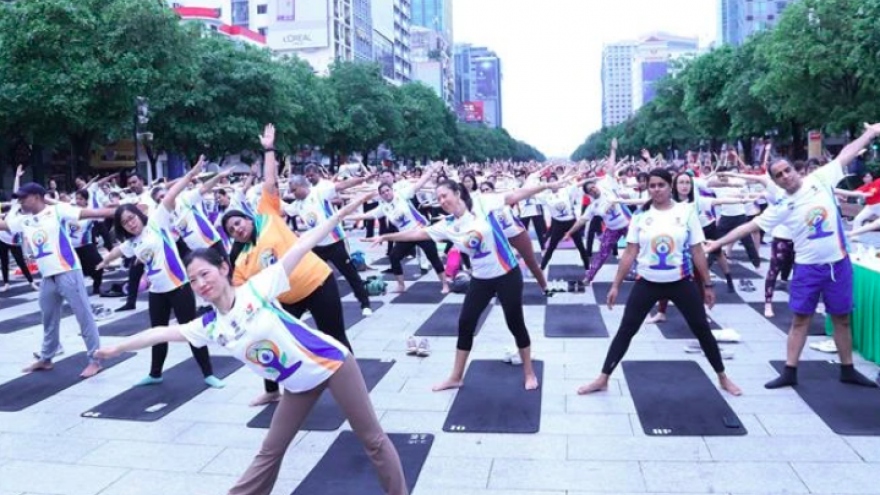 1,500 yogis perform in HCM City on 10th International Yoga Day