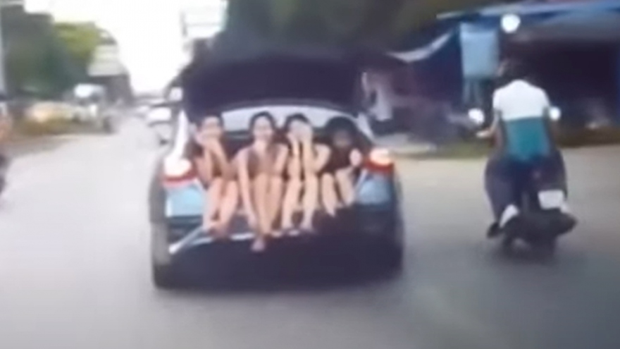 Xử phạt lái xe chở 4 cô gái ngồi trong khoang để hành lý