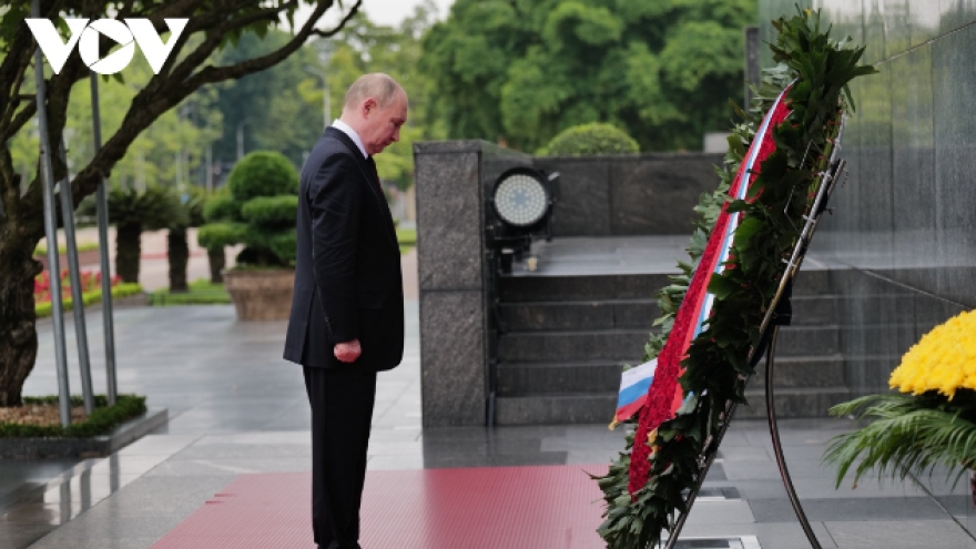 Russian President Putin pays tribute to President Ho Chi Minh