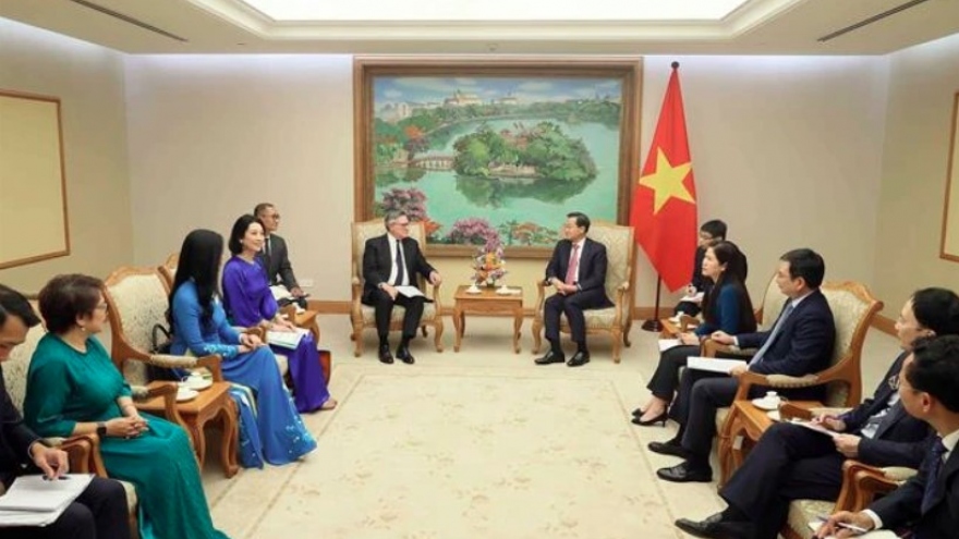 Deputy PM receives Group Chairman of Standard Chartered in Hanoi