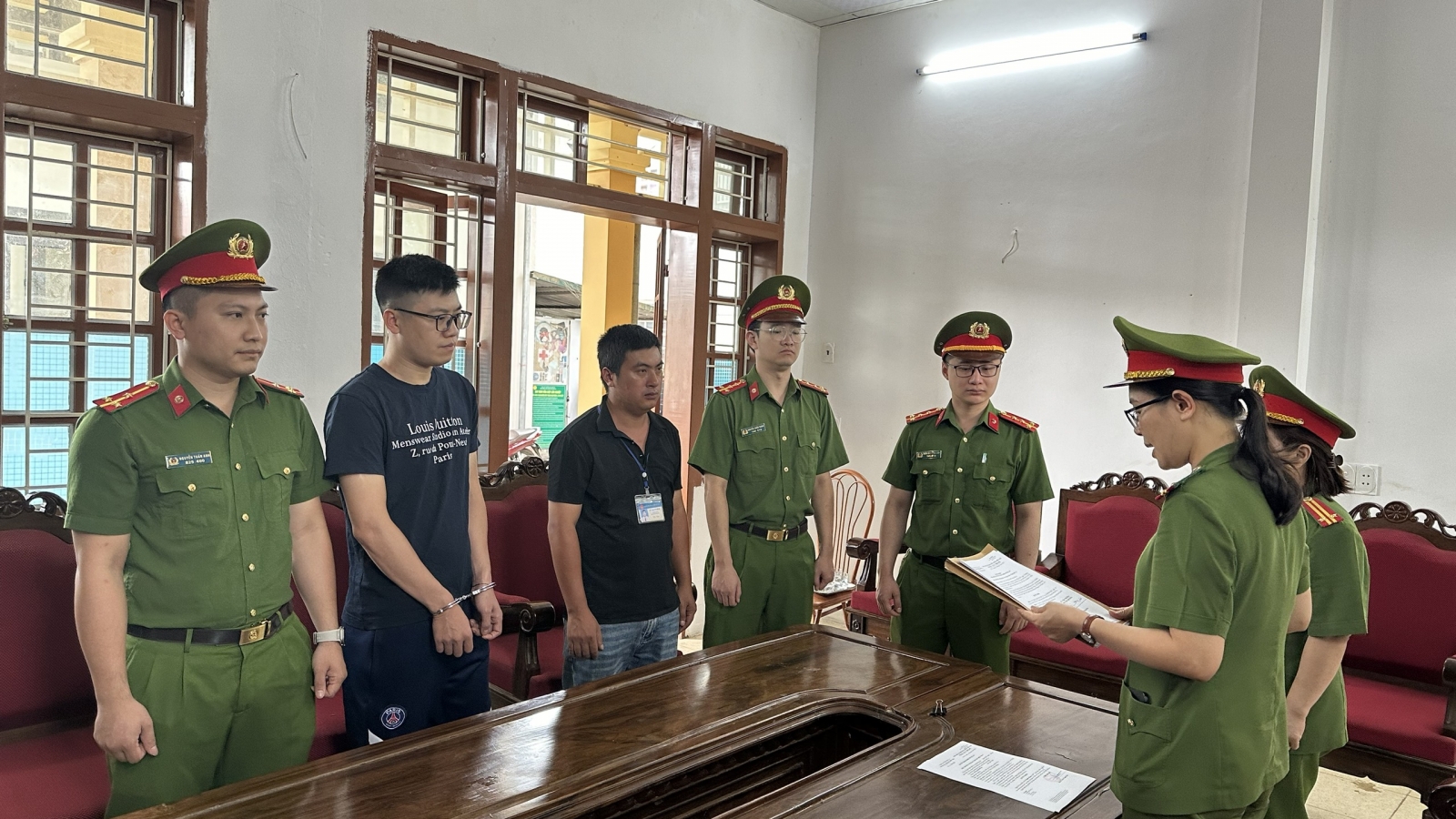 Lợi dụng lòng tin của khách, nhân viên ngân hàng chiếm đoạt hơn 1,3 tỷ đồng