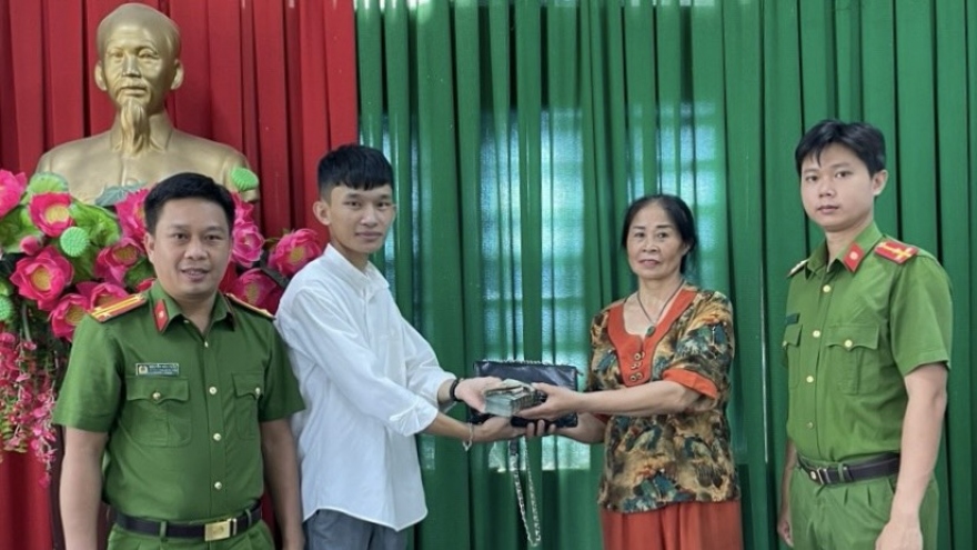Trao trả túi xách có trên 200 triệu đồng cho người bị mất