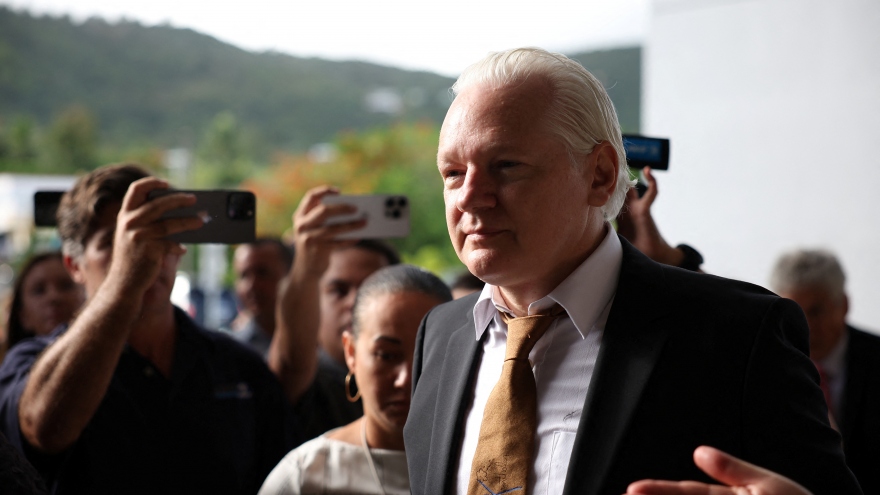 Nhà sáng lập WikiLeaks Julian Assange được tự do