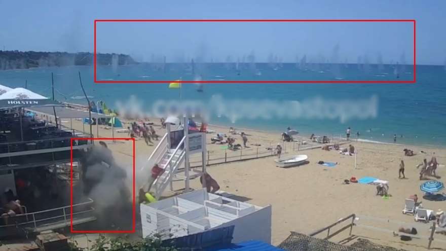 Khoảnh khắc bom chùm lao tới tấp xuống bãi biển Sevastopol do Nga kiểm soát