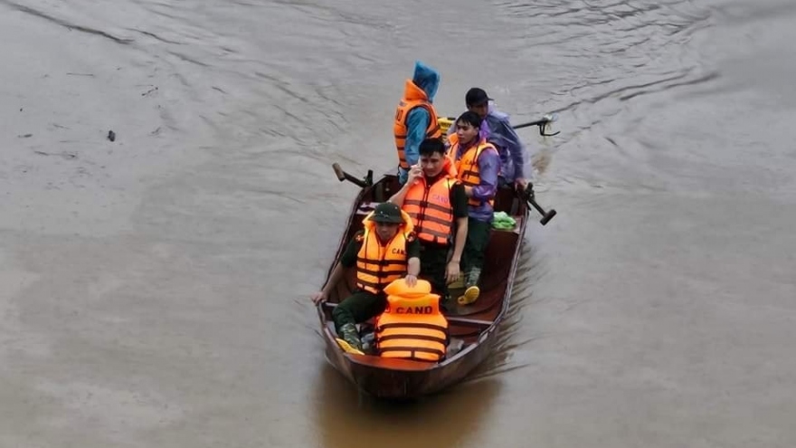 Tìm thấy thi thể cháu bé bị nước cuốn trôi hơn 70km ở Lào Cai