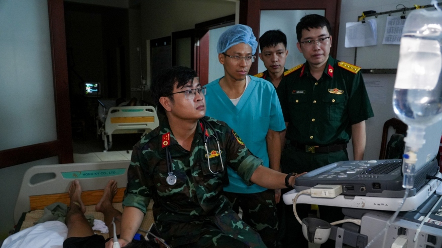 Trực thăng đưa 2 bệnh nhân nguy kịch từ Trường Sa về đất liền điều trị