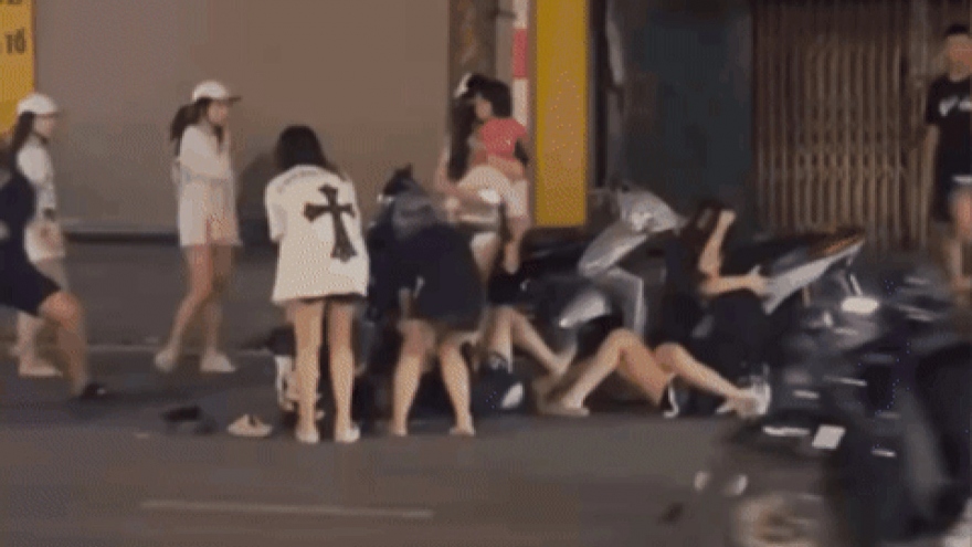 Nóng 24h: Triệu tập nhóm thiếu nữ đánh nhau giữa đường ở Hà Nội