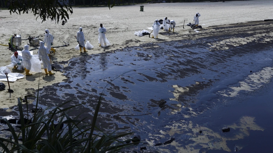 Singapore tiếp tục đóng cửa nhiều bãi biển sau sự cố rò rỉ dầu
