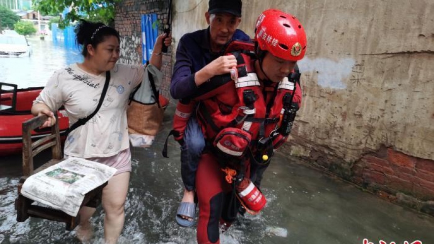 Trung Quốc kích hoạt ứng phó khẩn cấp với lũ lụt ở miền Nam, hạn hán ở miền Bắc