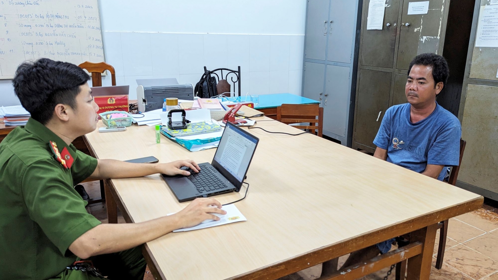 Bắt quả tang đối tượng vận chuyển trái phép hơn 530.000 USD qua biên giới