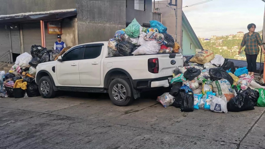 Chiếc Ford Ranger biến thành "thùng rác" do đỗ xe chặn khu vực đổ rác