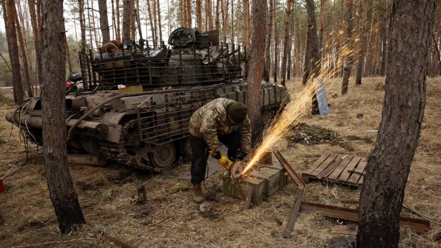 Xe tăng Ukraine phải đặt giáp lồng để chống đỡ các đòn đánh của Nga