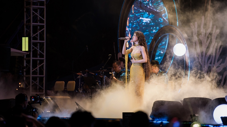 22 phút mất điện, hơn 2.000 khán giả tại Hạ Long vẫn ở lại xem show Hà Nhi