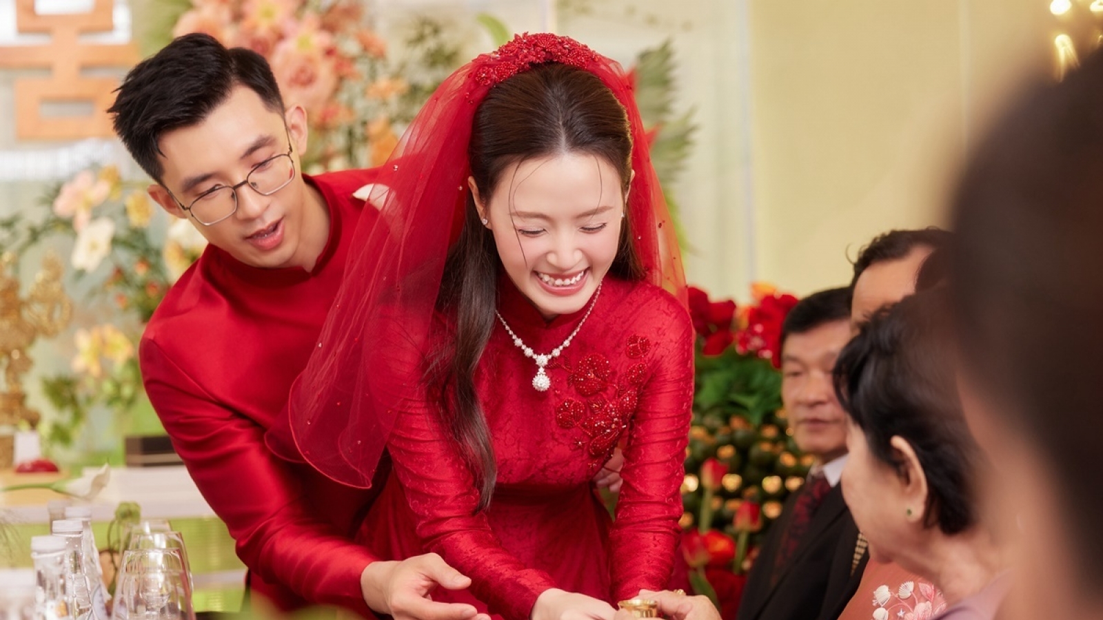 Chuyện showbiz: Vợ chồng Midu hạnh phúc trong lễ vu quy