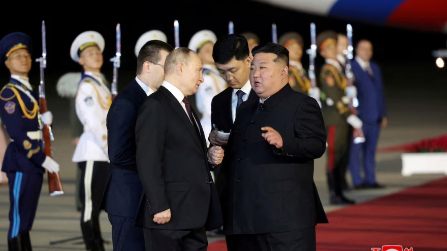 Nhà lãnh đạo Triều Tiên Kim Jong-un đón Tổng thống Nga Putin tại sân bay