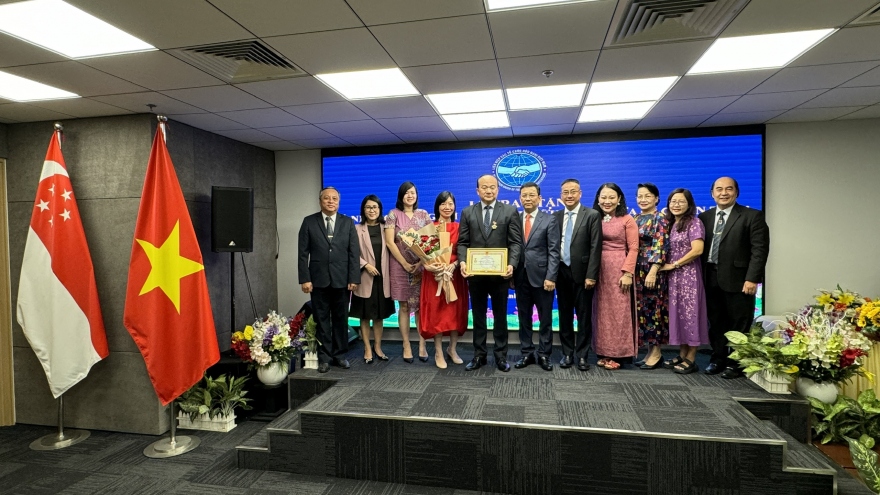 TP.HCM trao tặng Kỷ niệm chương cho Tổng Lãnh sự Singapore