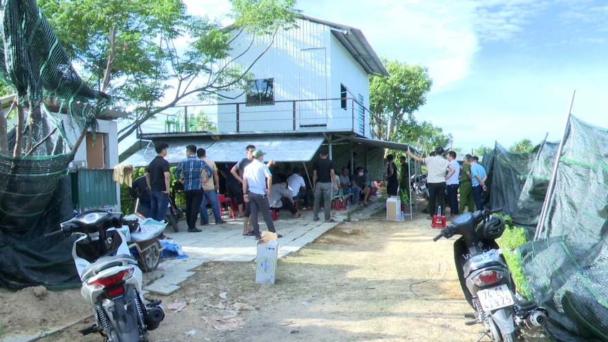 Bắt quả tang nhóm đánh bạc, thu giữ gần 1 tỷ đồng tiền mặt