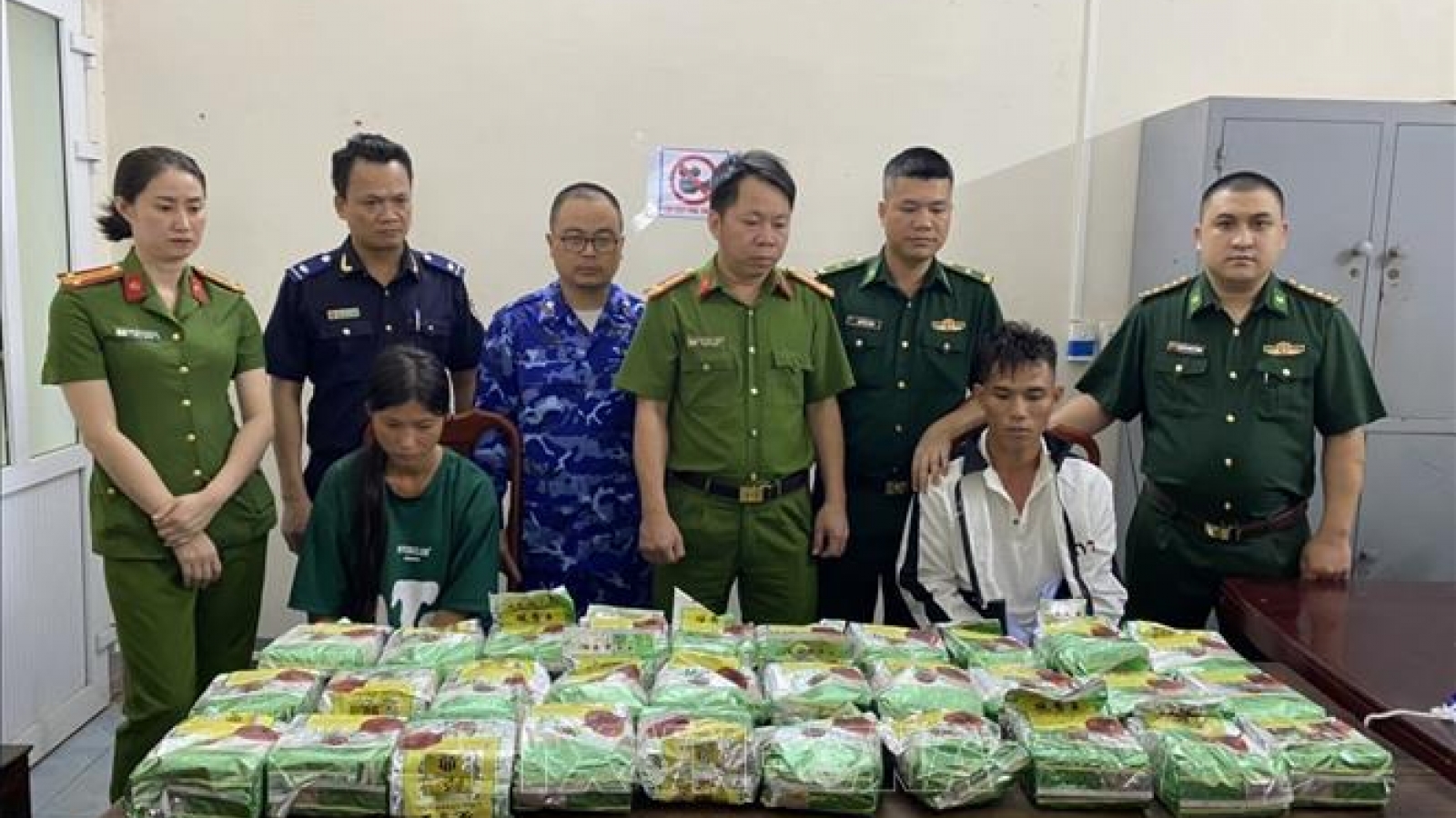 Bắt giữ vợ chồng người Mông vận chuyển 30kg ma túy