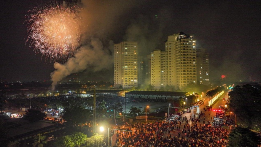 Pháo hoa rực sáng bầu trời đô thị Mailand Hanoi City