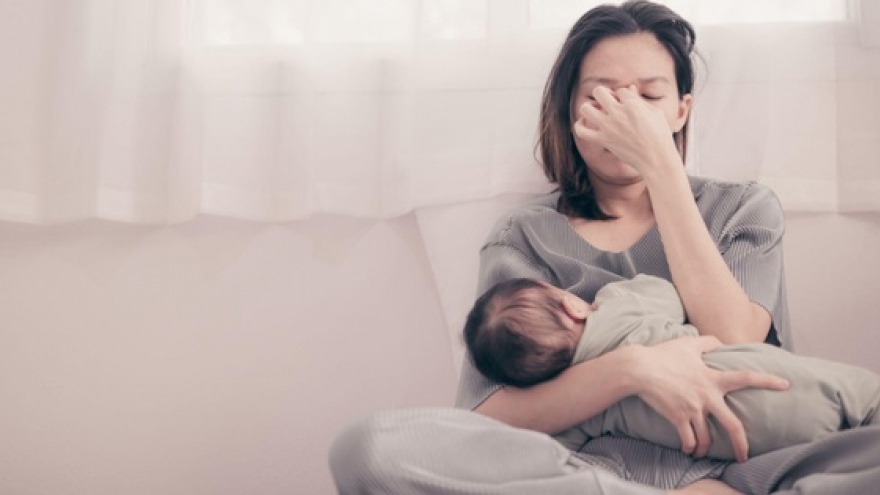 Phụ nữ sau sinh mất ngủ phải làm sao?