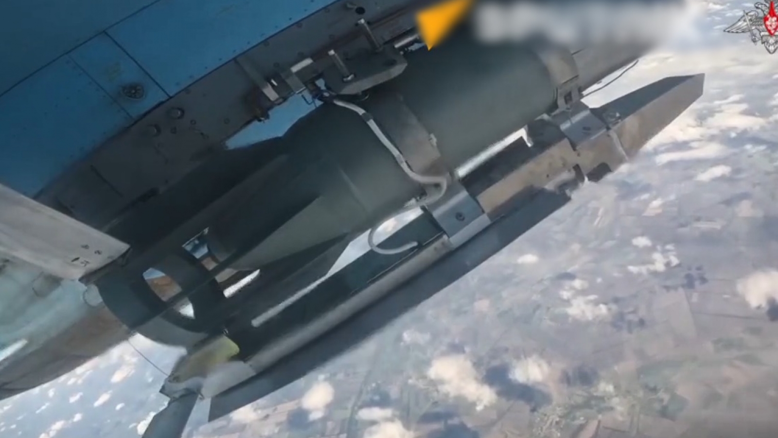 Khoảnh khắc máy bay Nga Su-34 thả bom lượn xuống binh sĩ Ukraine