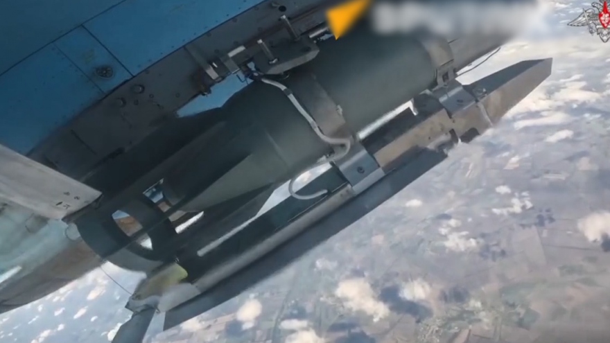 Khoảnh khắc máy bay Nga Su-34 thả bom lượn xuống binh sĩ Ukraine