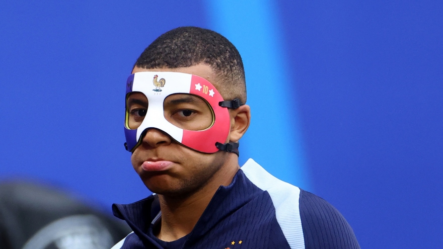 Mbappe gặp sự cố với mặt nạ trước trận đấu ở EURO 2024