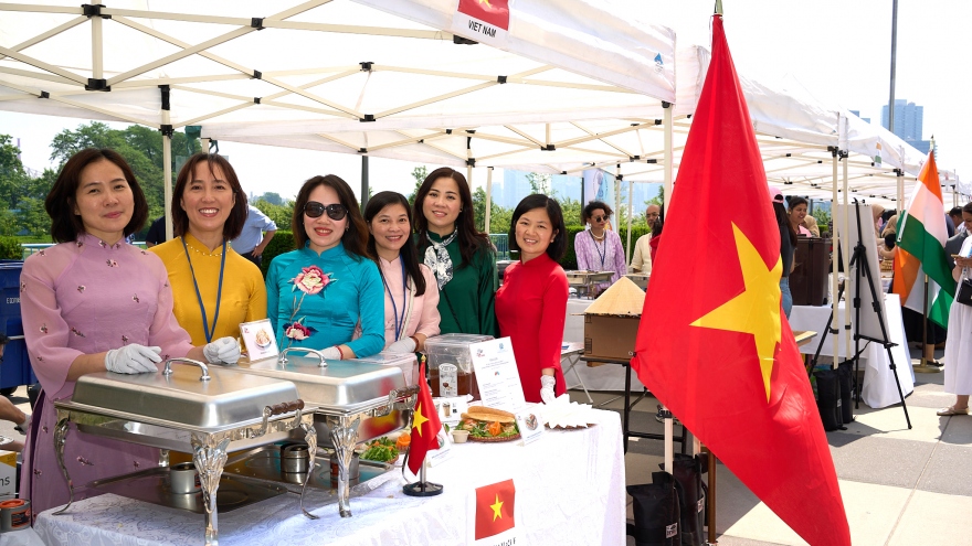 Gian hàng Việt Nam “hút khách” tại Hội chợ Văn hóa – Ẩm thực LHQ 2024
