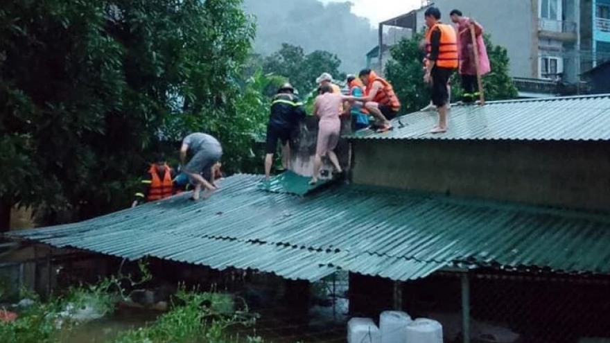 Hà Giang chìm trong biển nước, dân trèo lên mái nhà chờ giải cứu