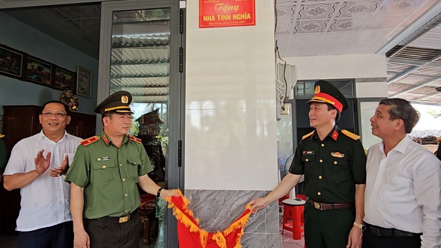 Hậu Giang: Bàn giao 20 căn nhà tình nghĩa cho gia đình chính sách, người có công