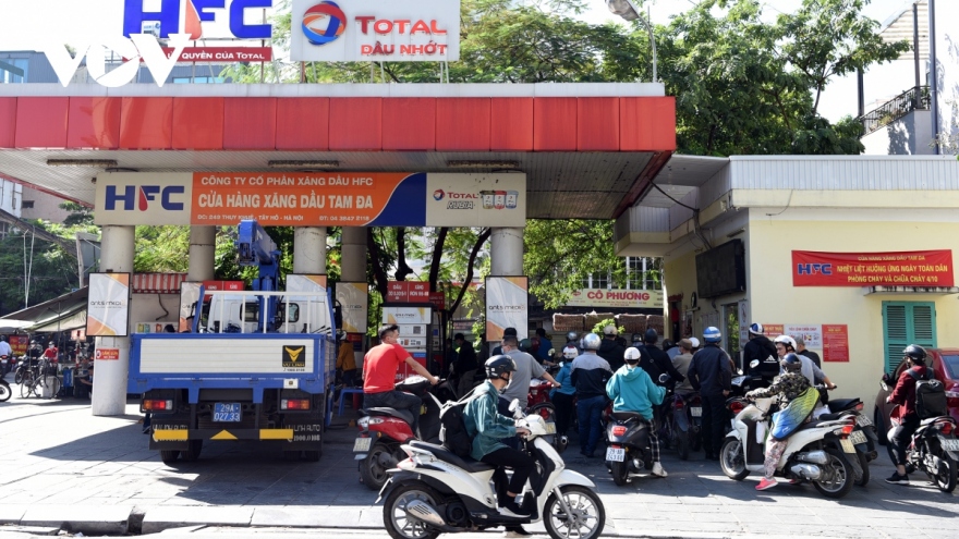 Petrol RON95 price falls to VND22,000 per litre in latest adjustment