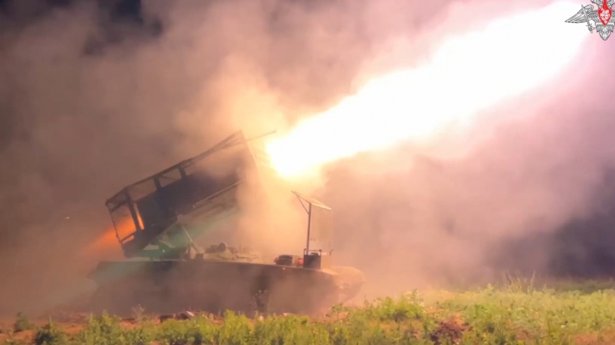 Pháo nhiệt áp Nga TOS-1A tấn công quân Ukraine gần Bakhmut