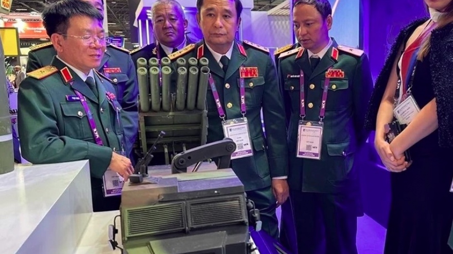Vietnam joins int’l land, air-land defence, security exhibition in Paris