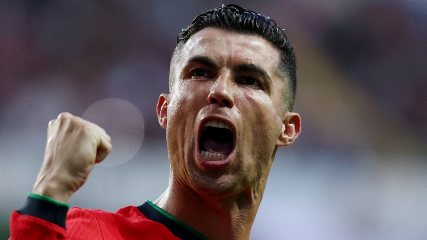 HLV Martinez bênh vực Ronaldo trước trận đấu với CH Séc