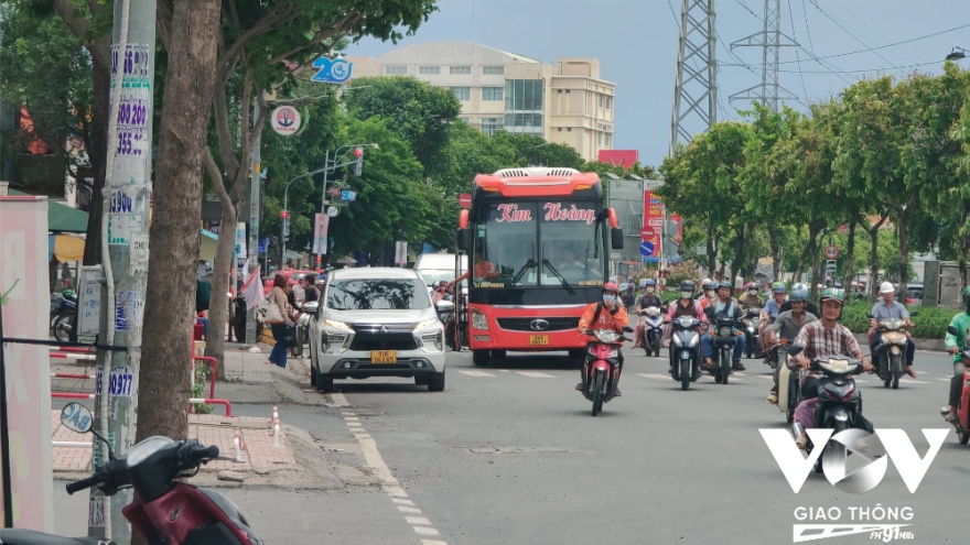 Bát nháo tình trạng đón trả khách trên đường Kinh Dương Vương