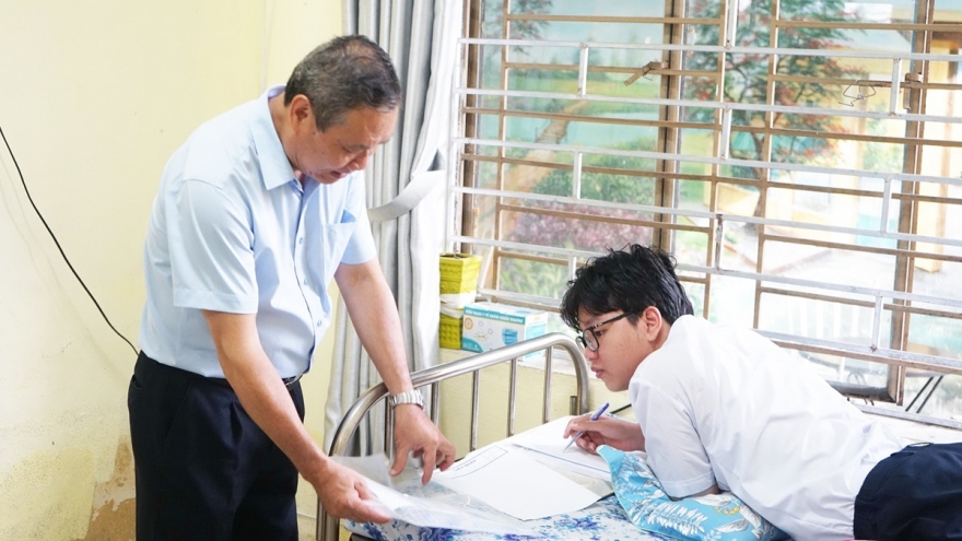 Đà Nẵng: Giáo viên hỗ trợ chép bài thi cho thí sinh bị gãy tay