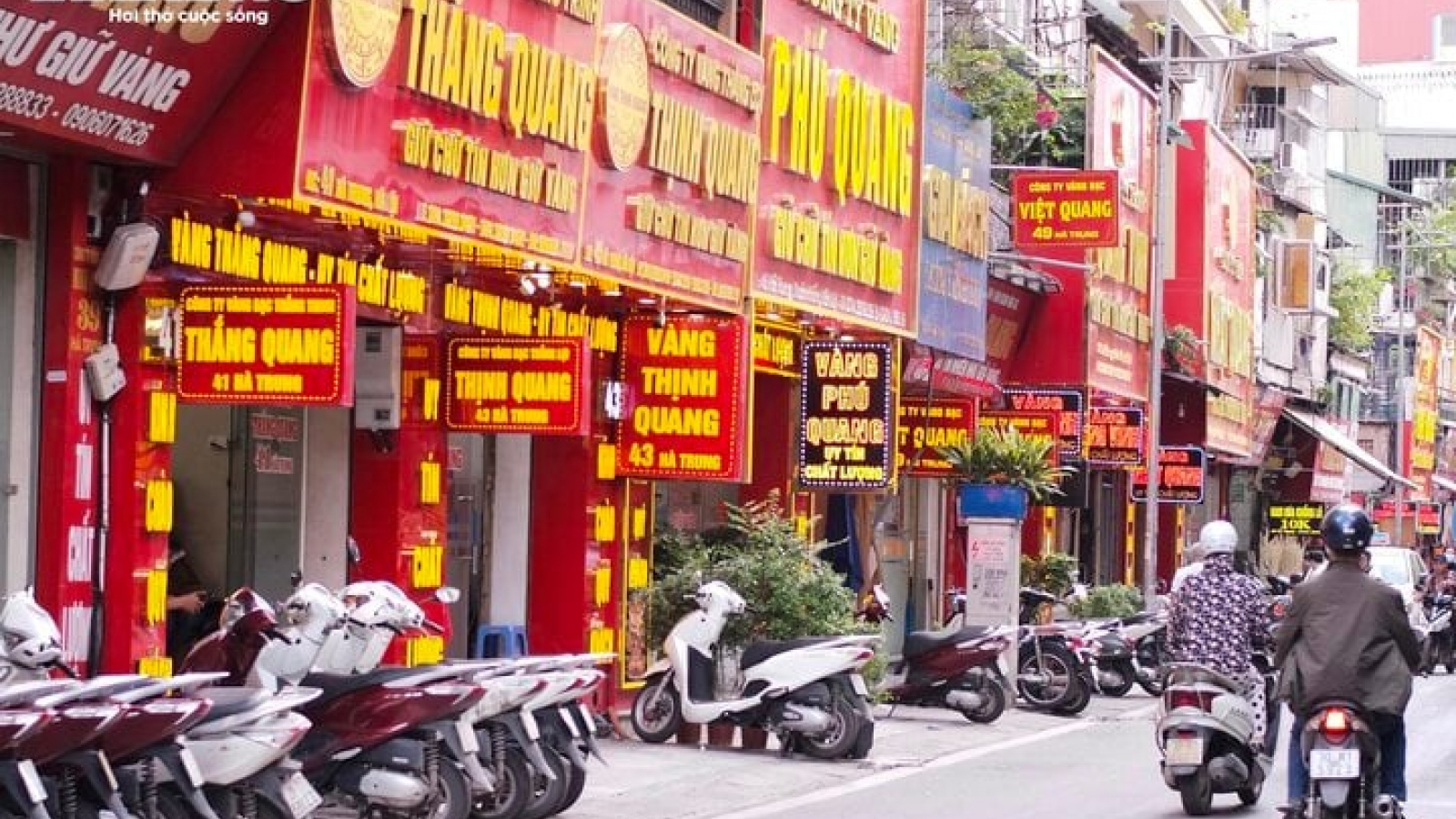Vàng “chợ đen” giá cao ngất, dễ bán, khó mua