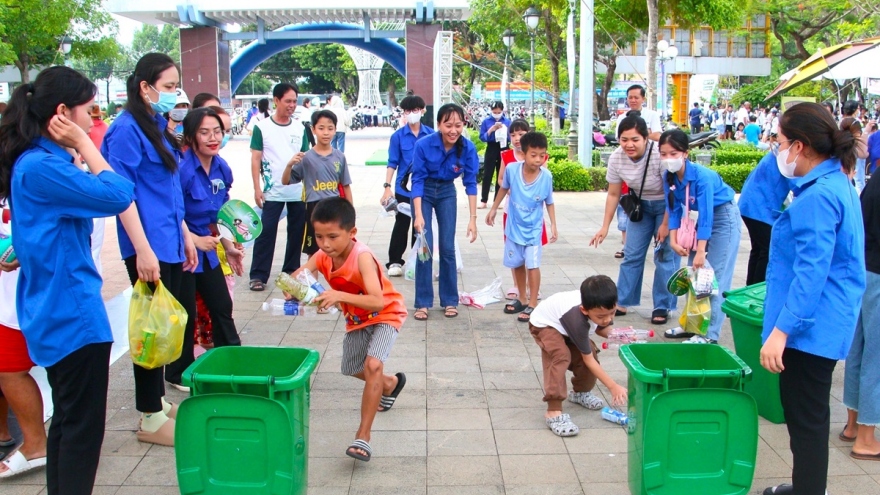 Các em nhỏ hào hứng tham gia đổi rác lấy quà