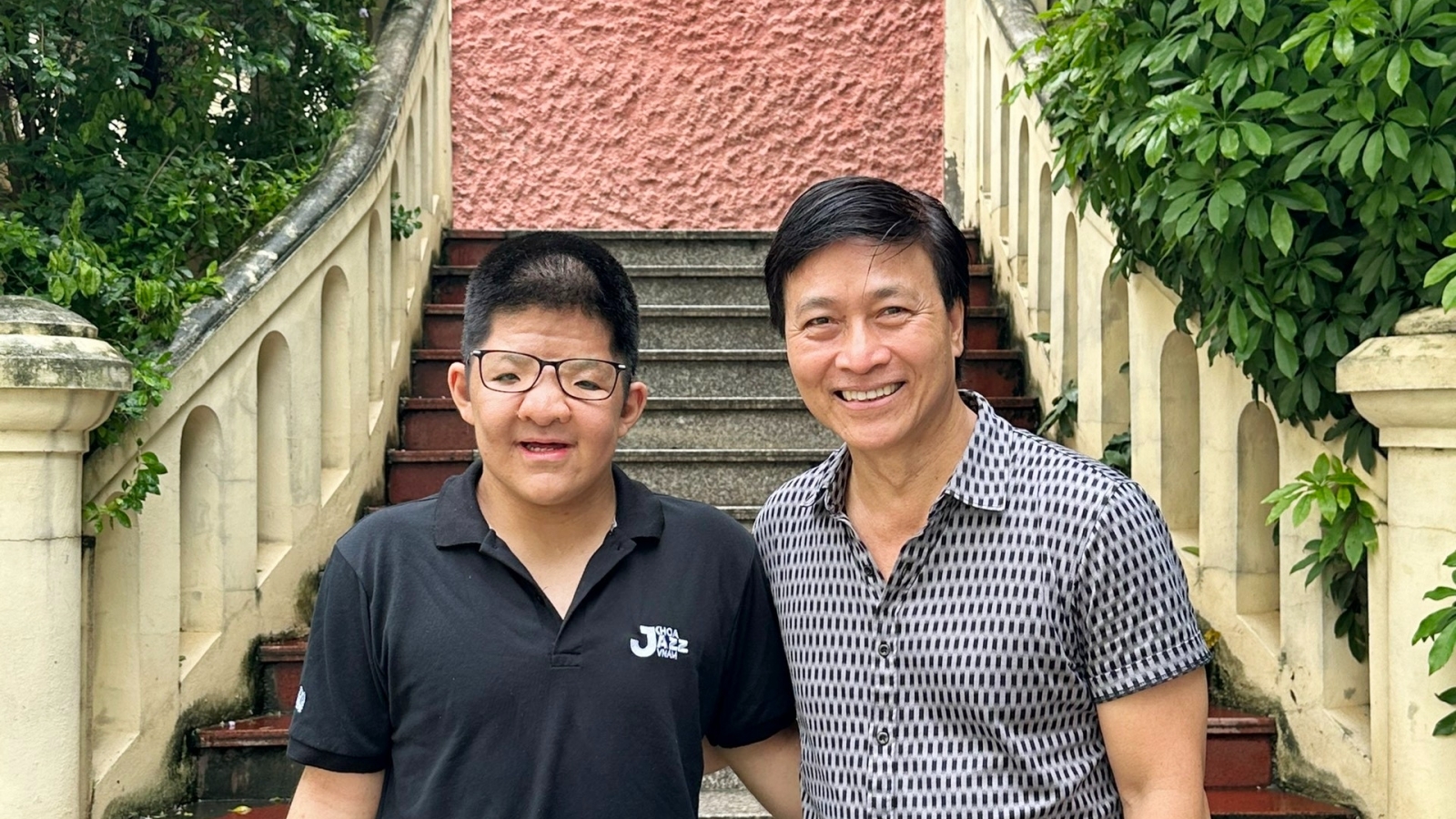 Chuyện showbiz: Nghệ sĩ Quốc Tuấn vượt qua trầm cảm để đồng hành cùng con trai