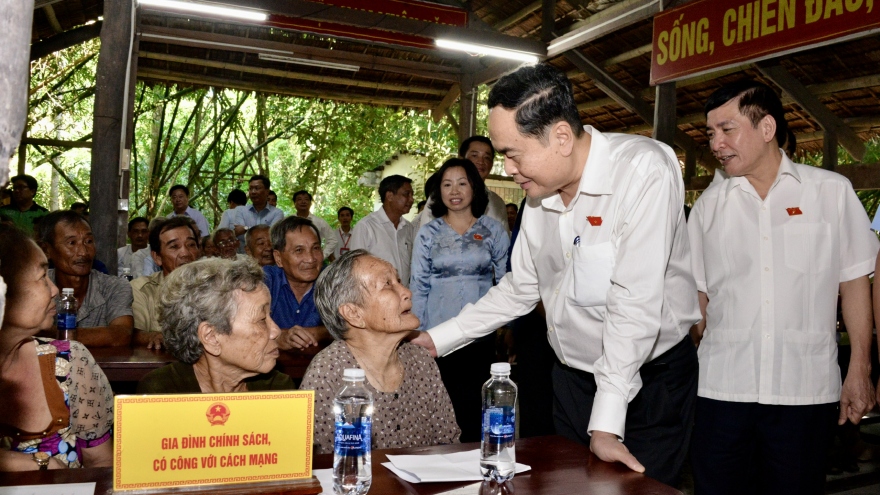 Chủ tịch Quốc hội thăm tặng quà cho người có công tại Hậu Giang