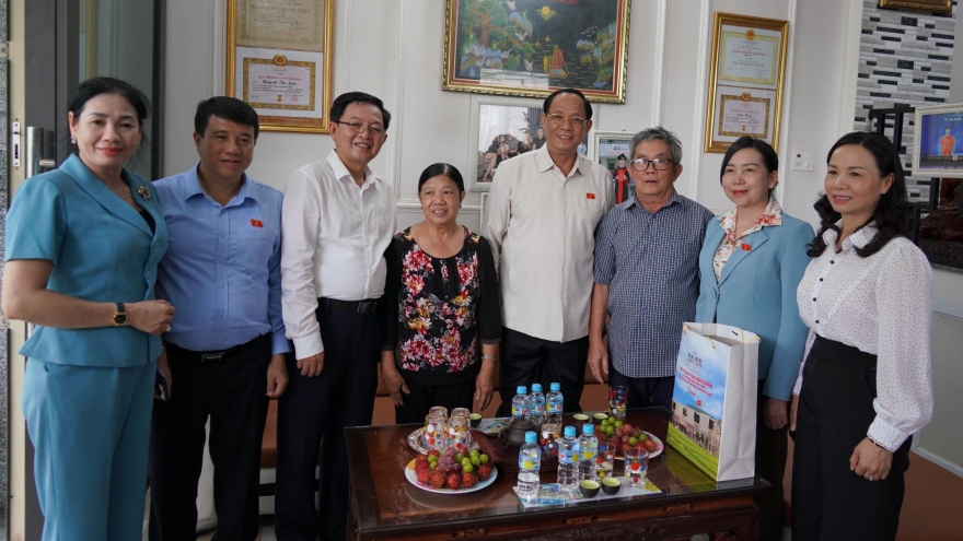 Phó Chủ tịch Quốc hội thăm, tặng quà các gia đình chính sách tại Bình Định