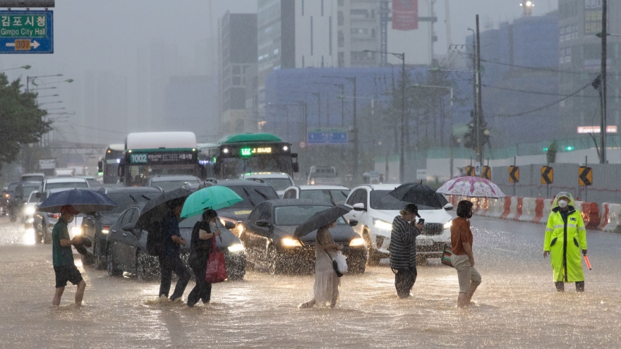 Mưa lớn khiến gần 900 người phải sơ tán ở Hàn Quốc, hệ thống giao thông tê liệt