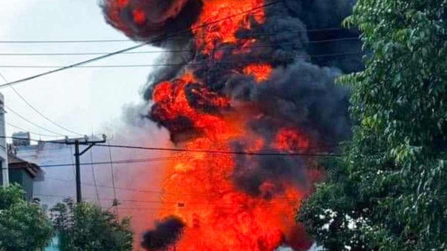 Xe bồn bốc cháy dữ dội khi đang bơm xăng vào bể chứa nhiên liệu ở Bắc Ninh