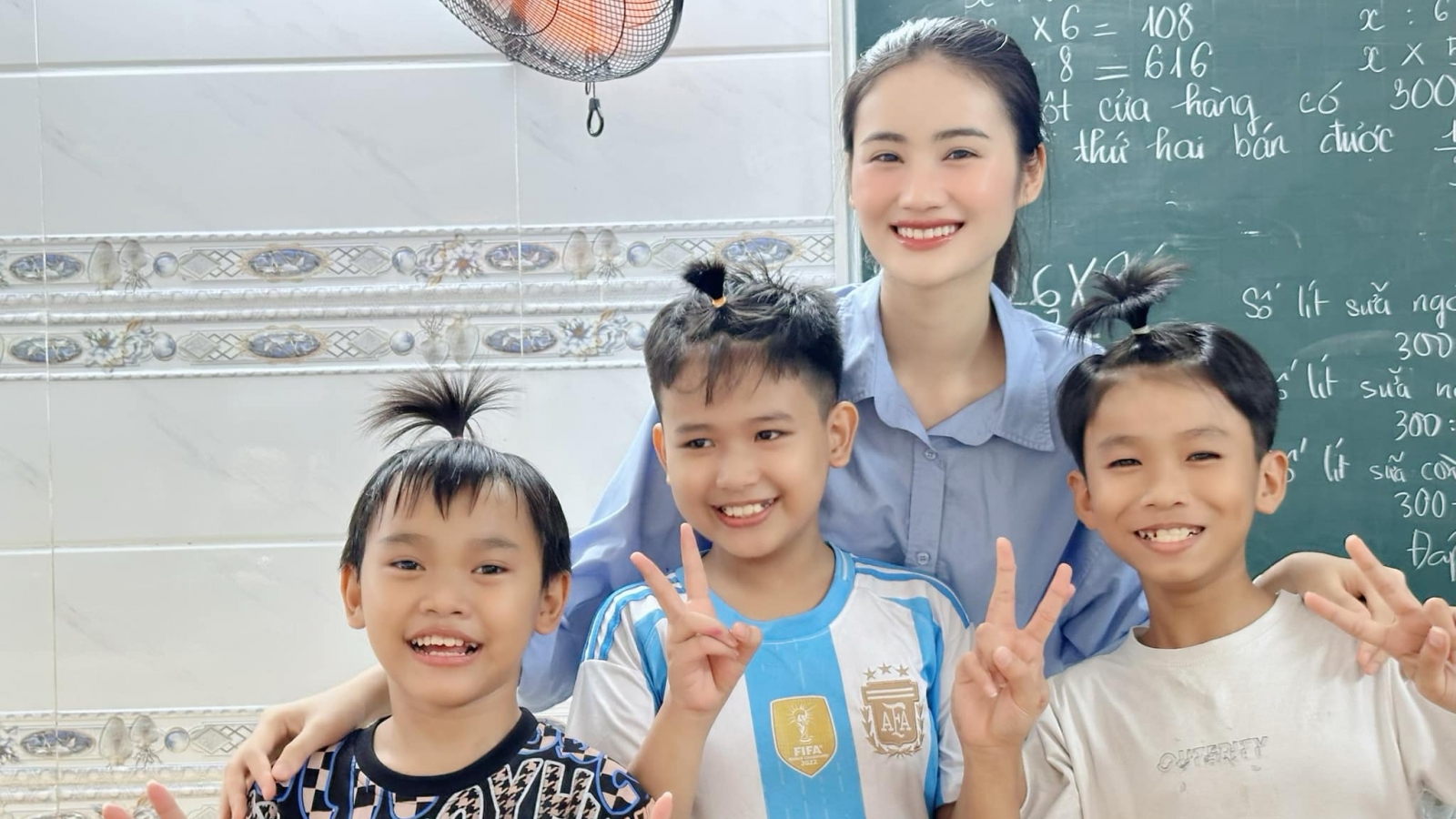 Sao Việt 29/7: Hình ảnh Hoa hậu Ý Nhi trước khi sang Australia