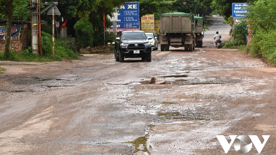 Sóc Sơn (Hà Nội): Tỉnh lộ 35, oằn mình cõng xe rác