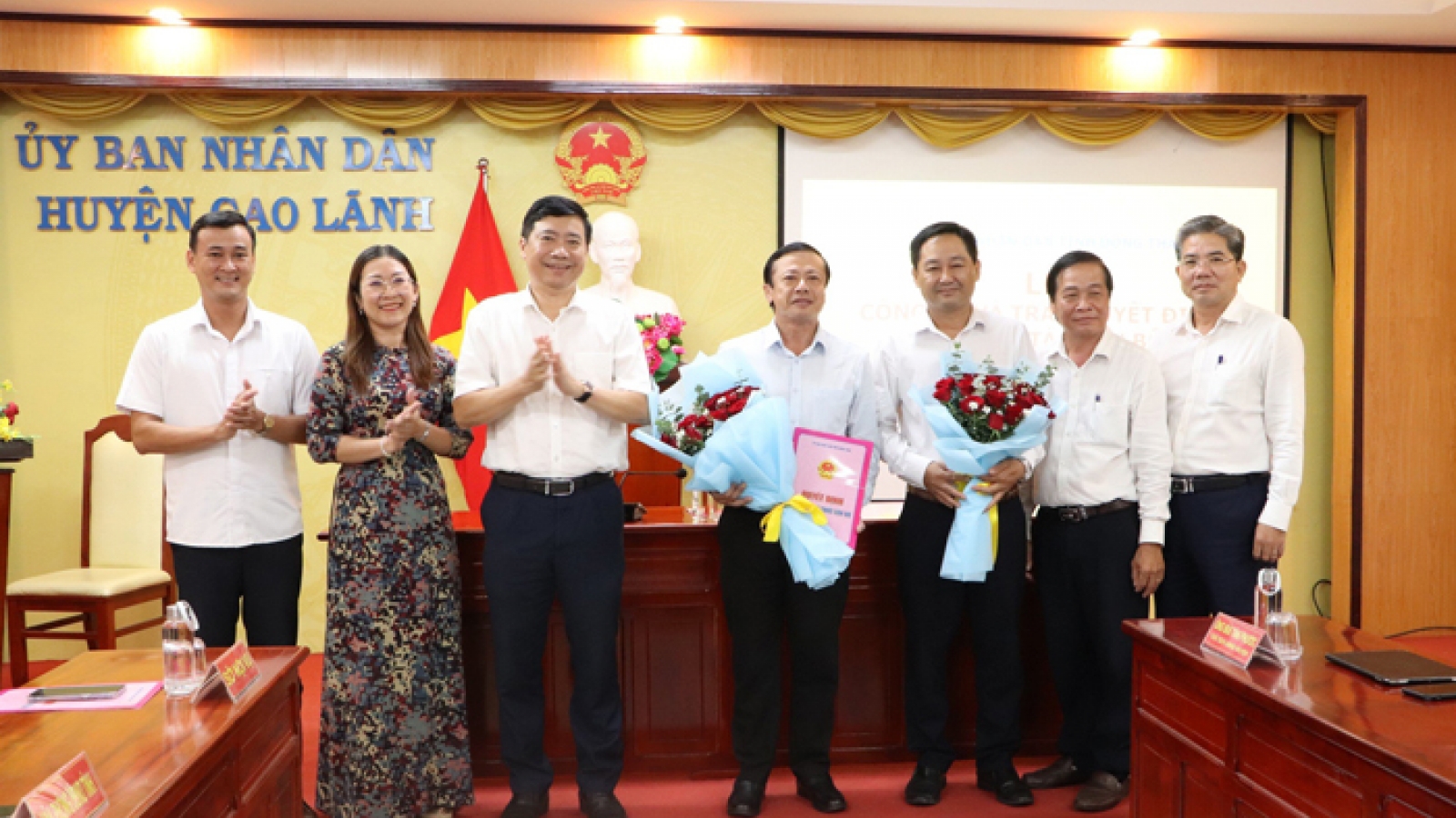 Chủ tịch tỉnh Đồng Tháp trao quyết định phê chuẩn chủ tịch huyện Cao Lãnh