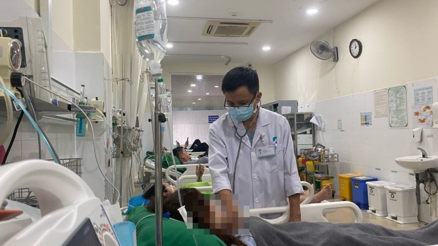 Eight bank workers hospitalized due to carbon monoxide poisoning in Da Nang